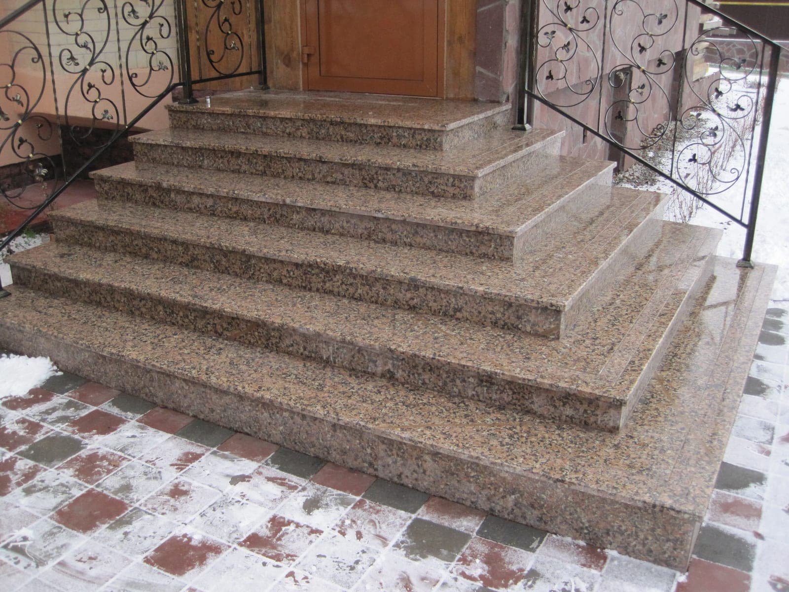 Гранитное крыльцо частного дома